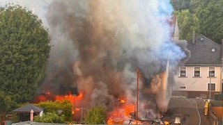 Flammen lodern aus einem Haus in Kirn. Bei dem Brand wurden ein Schuppen und zwei Häuser zerstört