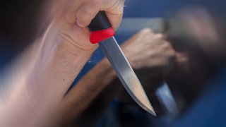 Eine Männerhand hält ein Messer (Symbolbild): In Wörrstadt hat ein Mann auf eine Frau eingestochen. Die Polizei ermittelt wegen versuchten Mordes. 