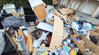 In Bad Kreuznach schmeissen Menschen seit Jahren einfach ihren Müll auf die Straße. Diese großen Haufen müssen vn der Stadt entsorgt werden.
