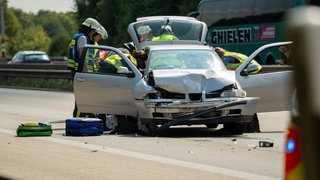 Eines der beiden Unfallautos, die am Samstag auf der A61 zusammengestoßen sind.