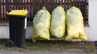 Gelbe Tonnen und Restmüll-Tonnen nebeneinander. Die Gelbe Tonne in Mainz kommt jetzt doch noch nicht Anfang 2027. (Symbolbild)