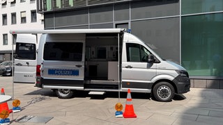In dem Polizei-Transporter sind drei Kameras eingebaut, sie scannen Lkw während der Fahrt auf der Autobahn.