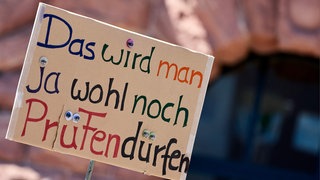 Ein Plakat auf einer Prüf-Demo in Mainz