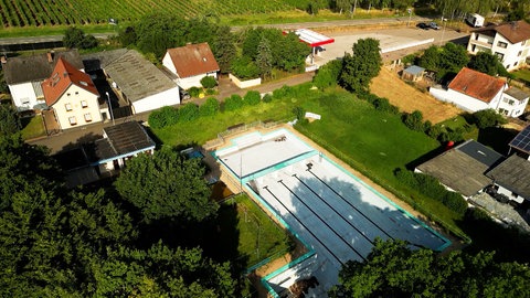 Das Bosenheimer Schwimmbad von oben - seit 2023 ist es geschlossen.