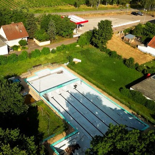 Das Bosenheimer Schwimmbad von oben - seit 2023 ist es geschlossen.
