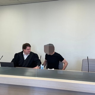Der Angeklagte mit seinem Anwalt vor Gericht: Der Mann aus Saulheim soll eine 16-Jährige vergewaltigt haben