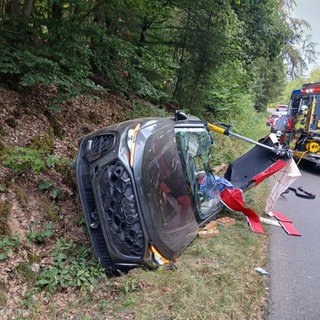 Das Auto einer 63-Jährigen liegt nach einem Unfall bei Stromberg im Graben.