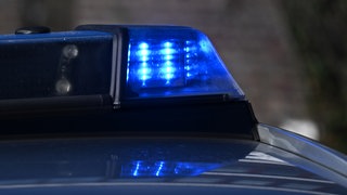 Ein Blaulicht auf einem Fahrzeug der Polizei.