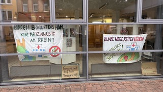 Die Mitarbeitenden des Heilig-Geist-Hospitals in Bingen haben Banner aufgehängt.  