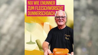 Rolf Lichtenberg mit der Fleischwurst, die den Tag vor dem Jahrmarkt zum "Fleeschworschtdunnerschdaach" macht.