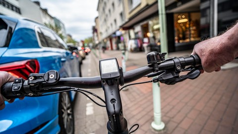 Ein E-Bike in einer Fußgängerzone. In Bad Kreuznach hat die Polizei einen E-Scooter-Fahrer verfolgt.  (Symbolbild). 