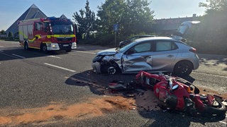 Ein völlig zertörtes Motorrad und ein zerdelltes Auto: Bei dem Unfall in Mainz-Hechtsheim sind zwei Menschen verletzt worden.