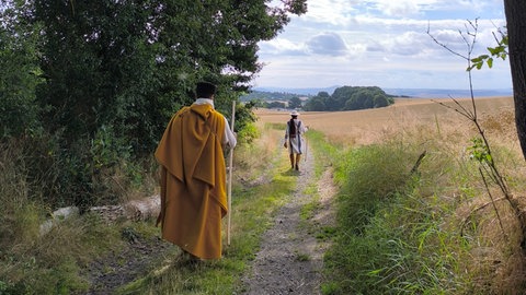 Conrad Lunar und ein Gefährte in Römer-Ausrüstung auf dem Wanderweg "Römerreich" bei Obermendig.