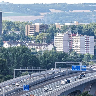 Die Schiersteiner Brücke ist in Fahrtrichtung Frankfurt wegen Schäden gesperrt. (Symbolbild)