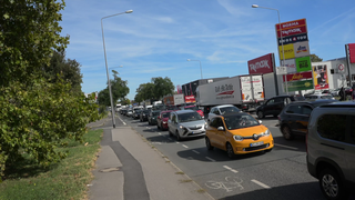 Die Teilsperrung der Schiersteiner Brücke hat ein Verkehrschaos ausgelöst. Selbst in der mainzer Innenstadt stehen die Autos und Busse.