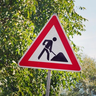 Schild "Achtung Baustelle". (Symbol) In den Herbstferien wird an vielen Stellen in der Stadt gebaut - das bringt Behinderungen im Straßen- und Bahnverkehr mit sich. 