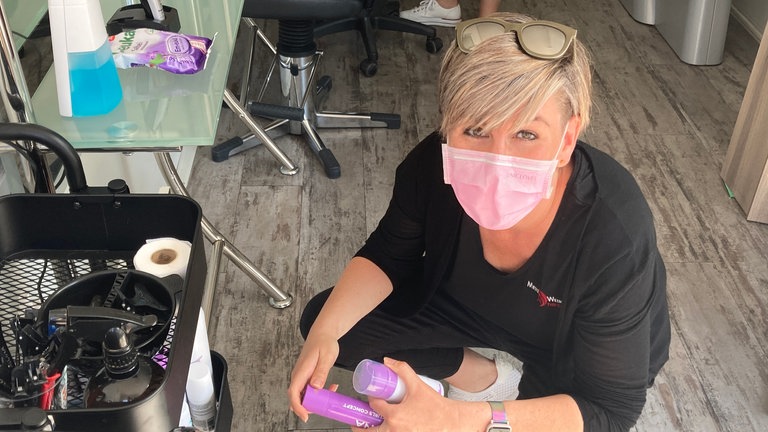 Friseurin richtet sich im Container ein