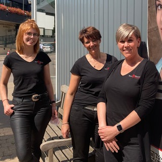 Drei Friseurinnen arbeiten wegen des Hochwassers vorübergehend im Container