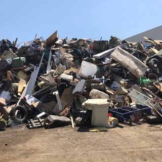 Ein riesiger Sperrmüllberg türmt sich nach den Hochwasser-Aufräumarbeiten an einer Sammelstelle im Eifelort Irrel.