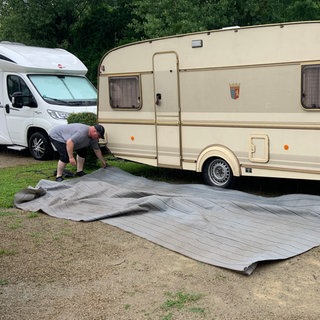 Auf dem Campingplatz in Oberweis in der Eifel müssen die Vorzelte schnell abgebaut werden wegen des Hochwassers.