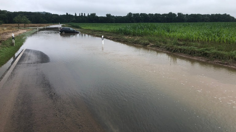 Auto versinkt in der Straße