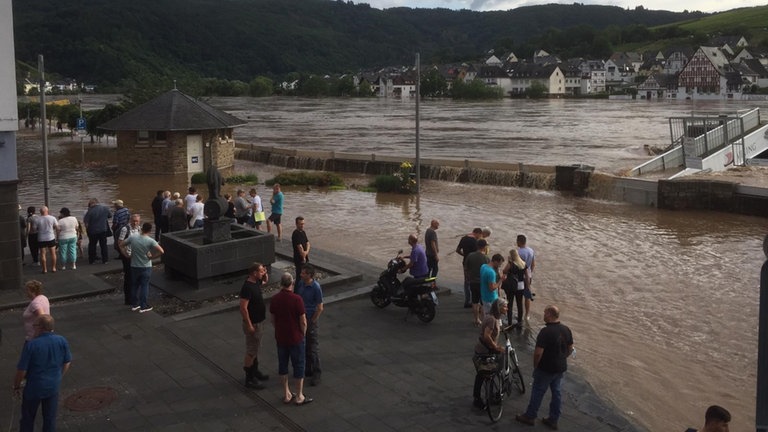 Zeller stehen vor Wassermassen