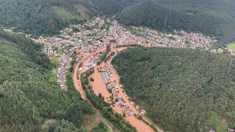 Das Hochwasser während der Flutkatastrophe in Rheinland-Pfalz hat auch Kordel völlig überschwemmt (Luftbild).