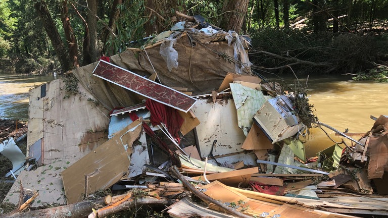 Wohwagen und Ferienhäuser wurden durch das Hochwasser in Irrel vom Campingplatz runtergerissen