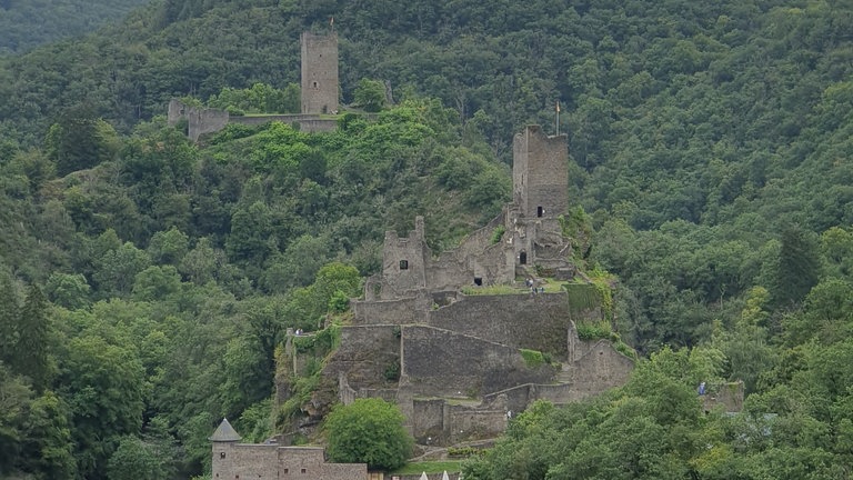 Burgen haben dicke Steinmauern und halten deshalb gut die Wärme draußen - so wie die Manderscheider Burgen in RLP.