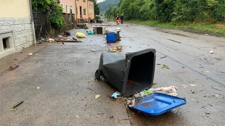 Ein Tag nach dem Hochwasser beginnen im Trierer Stadtteil Ehrang die Aufräumarbeiten.
