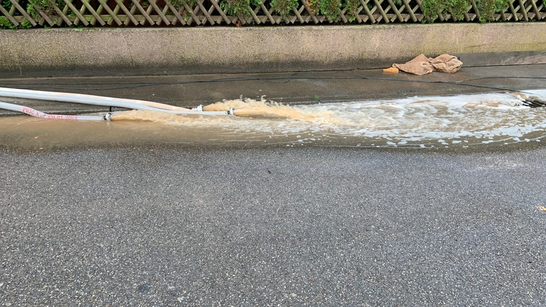 Ein Tag nach dem Hochwasser beginnen im Trierer Stadtteil Ehrang die Aufräumarbeiten.
