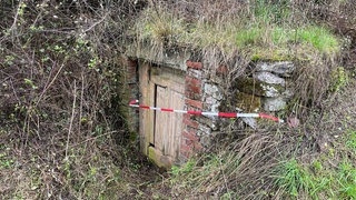 In einem Keller bei Üttfeld an einem Feld hat ein Mann vor einer Woche eine Leiche gefunden.