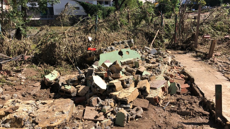 Durch das Hochwasser mitgerissene Ziegelsteine.