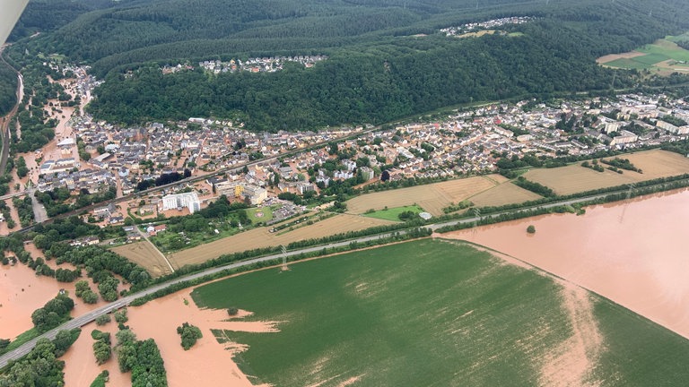 Ehrang steht teilweise unter Wasser. Die Flut der Kyll hat den Ort erreicht. Auch in der Eifel hat die Kyll viele Häuser unter Wasser gesetzt.