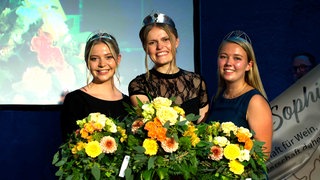 Marie-Sophie Schwarz (Mitte) ist neue Moselweinkönigin.