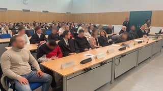 Zehn Jugendliche und Heranwachsende sowie ein Erwachsener erwarten das Urteil.