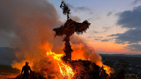 In Bickendorf werden für das Hüttenbrennen in diesem Jahr vorher Weihnachtsbäume, brennbares Grüngut und Holz ohne Nägel eingesammelt, um daraus das Kreuz zu bauen.