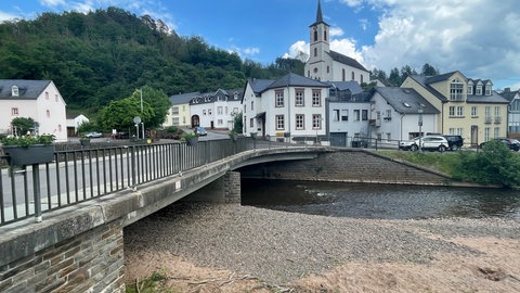 Postkartenidylle: Bruch in der Eifel ist ein schönes Dorf mit einer mittelalterlichen Burg. 