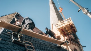 Vier Tage auf dem Dach arbeiten und dann ein langes Wochenende: So läuft es bei einem Dachdeckerbetrieb aus Erden. 