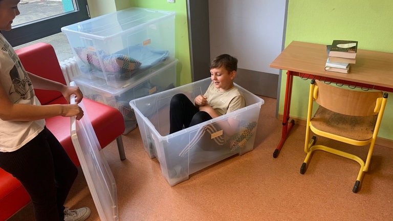 Schüler haben in der Grundschule Nittel gemütliche "Leseboote", in denen sie sich zum Lesen zurückziehen können.