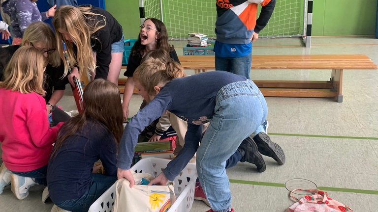 Jede Klasse in der Grundschule Nittel hat die Bücher in Kisten und Taschen gesammelt, die die Kinder seit Ostern gelesen haben. 