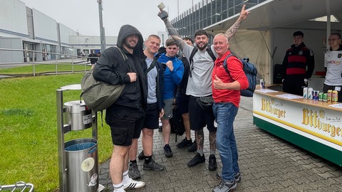 Fußball-Fans aus England sind am Flughafen Hahn angekommen.