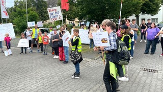 In Trier demonstrieren Eltern für verlässlichere Schulbusse.