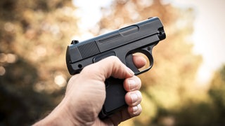 Vor Ort stellte sich relativ schnell heraus, dass es sich bei der gemeldeten Waffe (Symbolfoto) vermutlich um eine Softair-Waffe handelte, so die Polizei Idar-Oberstein.