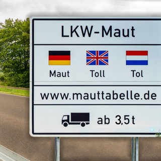 Bildmontage: Lkw-Mautsäule mit Hinweisschild zur Maut - ab jetzt gilt sie auch für Fahrzeuge über 3,5 Tonnen 