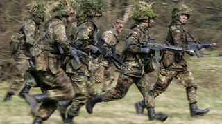 Seit die Wehrpflicht ausgesetzt wurde, hat die Bundeswehr zunehmend Probleme, junge Bewerber zu gewinnen. Deshalb gibt es jetzt Pläne für einen "neuen Wehrdienst". 