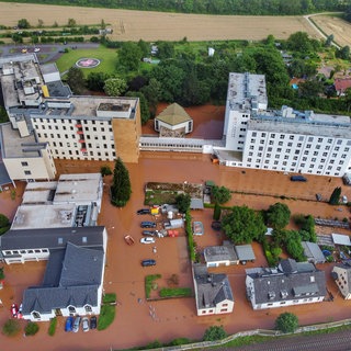 Archivbild: Das Klinikum Mutterhaus in Trier-Ehrang stand bei der Flutkatastrophe unter Wasser. Viele Menschen in der Region treiben die Geschehnisse der Flut noch immer um.
