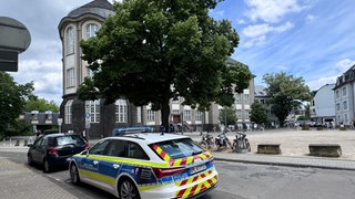 Ein Streifenwagen vor der BBS Gestaltung und Technik Trier.  Ein Jugendlicher war Ende Juni angeblich mit einer Schusswaffe vor der BBS Trier aufgetaucht. Diese entpuppte sich jetzt als Spielzeugpistole.