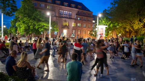 In Freiburg liegt die Universität direkt in der Innenstadt. Dadurch sind dort auch mehr Studenten unterwegs. 