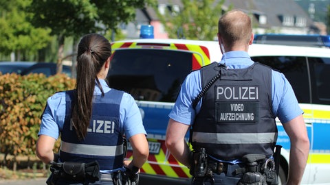 Eine Frau hat in der Trierer Innenstadt geschlagen und Passanten haben die Polizei gerufen.